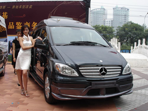 奔馳商務房車系列在京上市，豪華科技引領出行新風尚